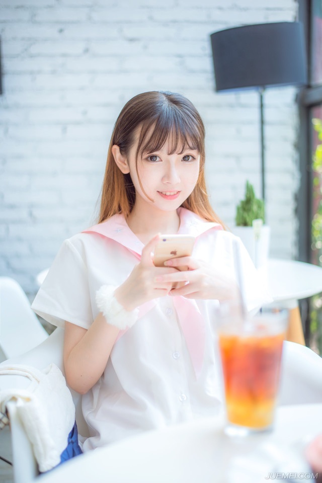 挥挥手，身后百名虎卫战士迅速停下，副统领上前，疑惑的看了虎卫统领一眼：“怎么了？”
